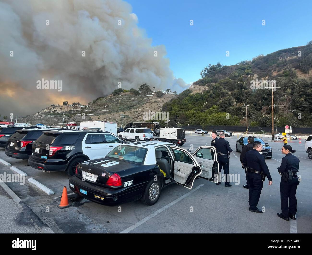 Feu de Palisades, la piste cyclable de plage au sud de Sunset Blvd, fumée soufflant vers l'océan, pompiers, zones de rassemblement LAPD sur PCH, jour 1/7/2025. - Image de stock capturée avec un smartphone
