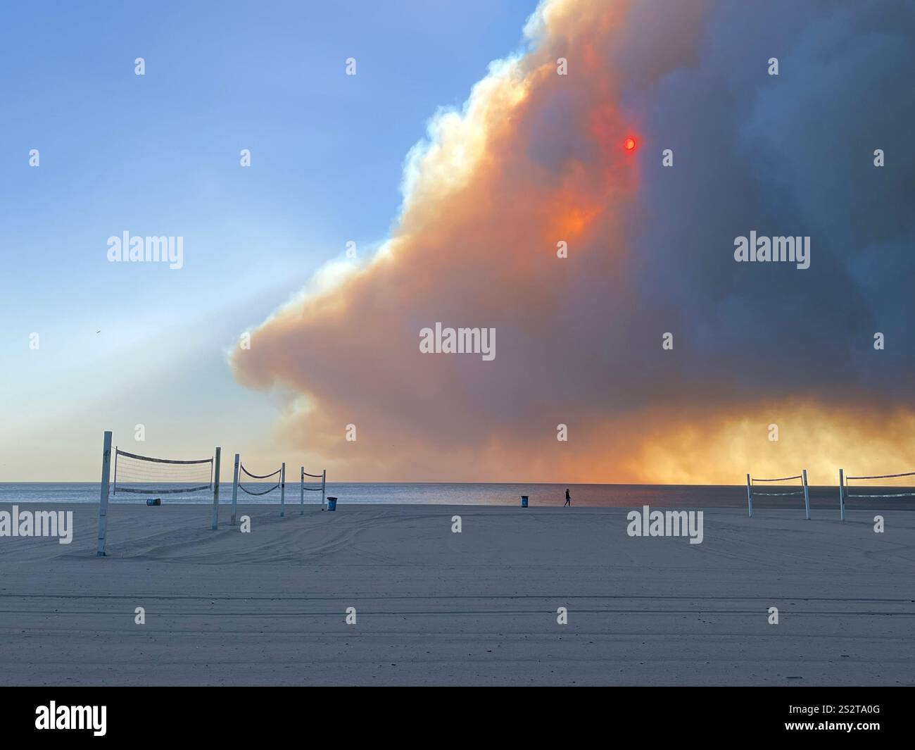 Feu de Palisades, la piste cyclable de plage au sud de Sunset Blvd, fumée soufflant vers l'océan, pompiers, zones de rassemblement LAPD sur PCH, jour 1/7/2025. - Image de stock capturée avec un smartphone