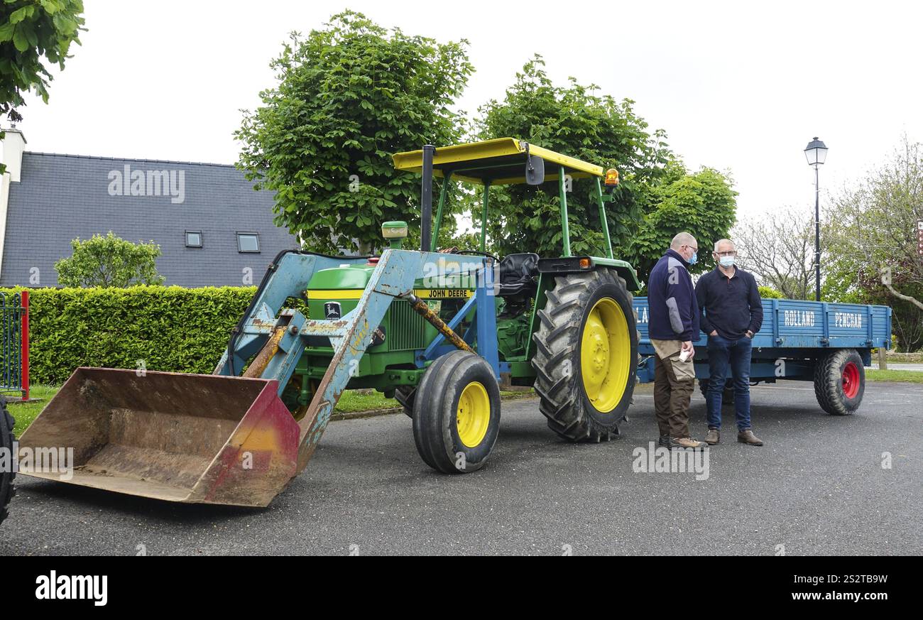 Vieux tracteur John Deere 1040 des années 80 comme chargeur sur pneus avec remorque, voiture ancienne rencontre Dirinon, département Finistère Penn Ar Bed, région Bretagne Banque D'Images
