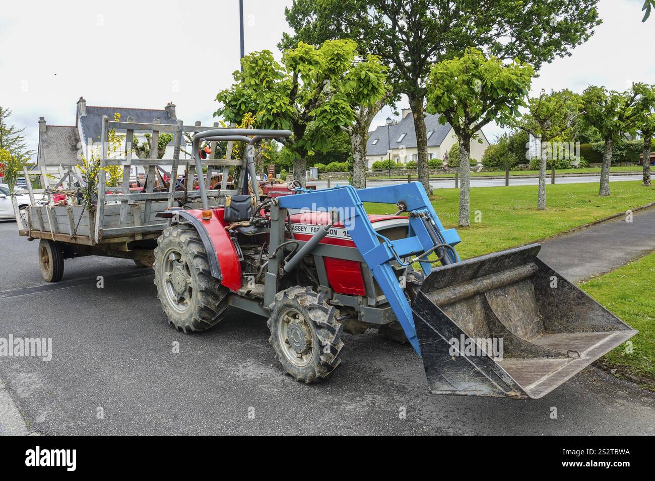 Vieux tracteur Massey Ferguson comme chargeur sur pneus avec remorque, voiture ancienne rencontre Dirinon, département Finistère Penn Ar Bed, région Bretagne Breizh, Franc Banque D'Images