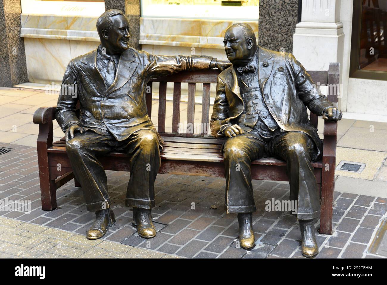 Sculpture en bronze, New Bond Street, Londres, région de Londres, Angleterre, grande-Bretagne, Europe, deux personnages en bronze assis sur un banc, engrossés dans un conver Banque D'Images