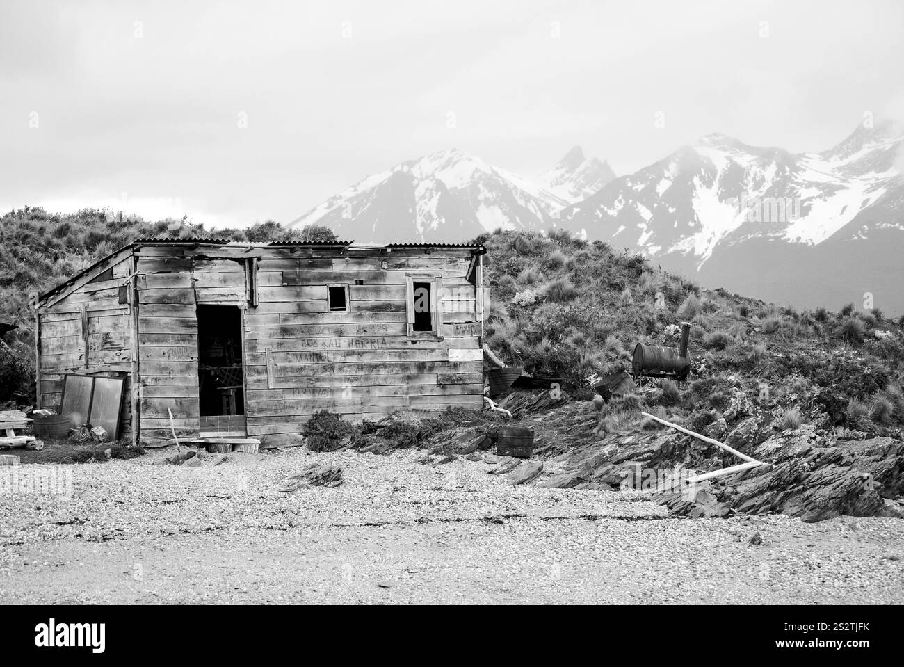 Plan noir et blanc d'un simple abri en bois avec un toit en tôle à Ushuaia, Terre de feu, Argentine, Amérique du Sud Banque D'Images