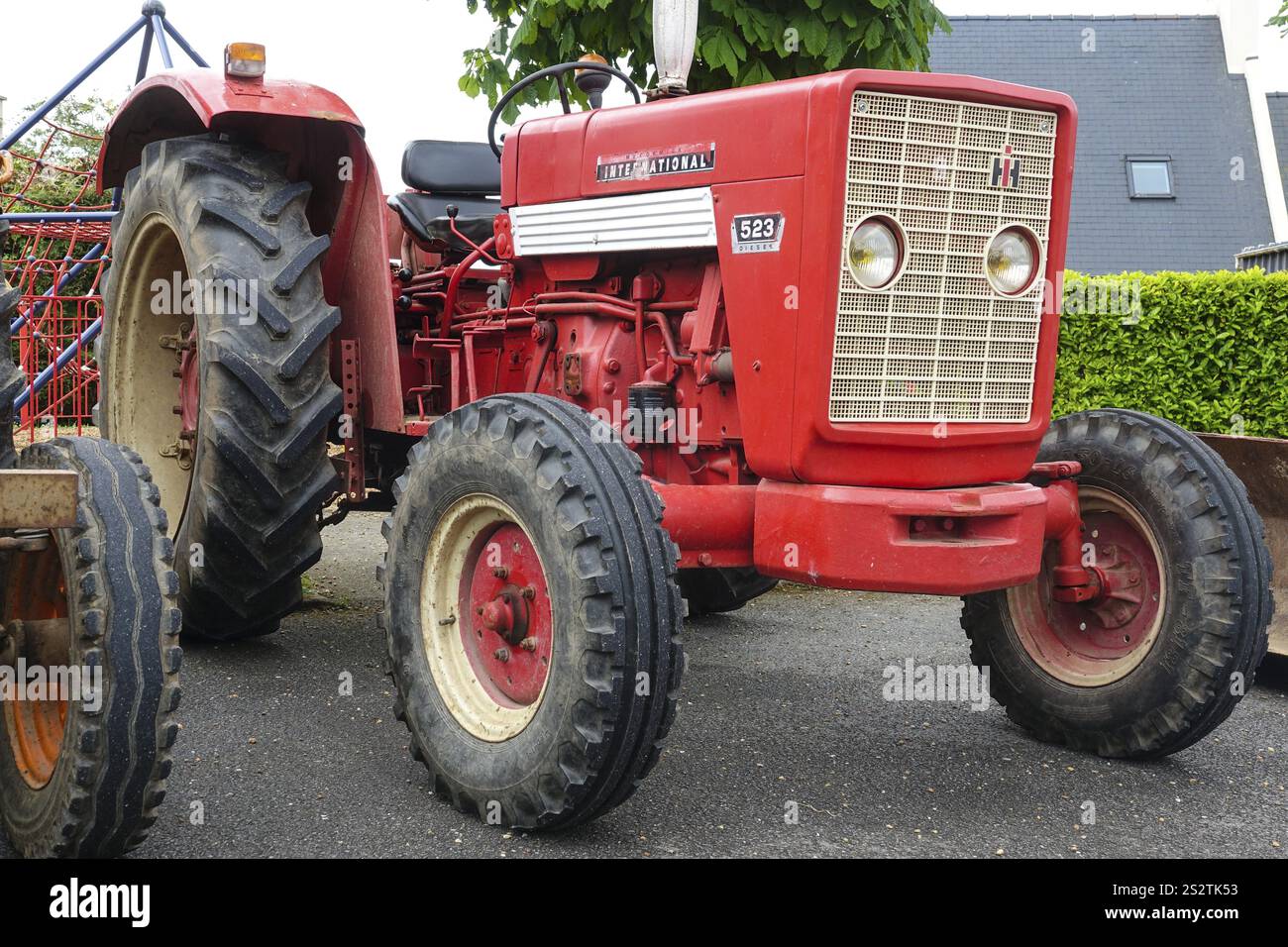 Vieux tracteur HC 523 Mc Cormick International des années 70, voiture ancienne rencontre Dirinon, département Finistère Penn Ar Bed, région Bretagne Breizh, Franc Banque D'Images