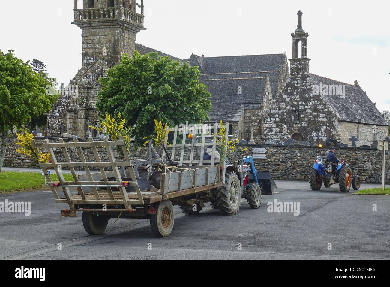 Vieux tracteurs devant l'église Sainte nonne et la chapelle, voiture ancienne rencontre Dirinon, Finistère Penn Ar Bed département, Bretagne Breizh région, France Banque D'Images