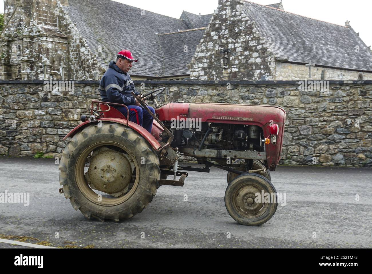 Ancien tracteur Massey Ferguson devant l'église et la chapelle Sainte nonne, voiture ancienne rencontre Dirinon, département Finistère Penn Ar Bed, région Bretagne Banque D'Images