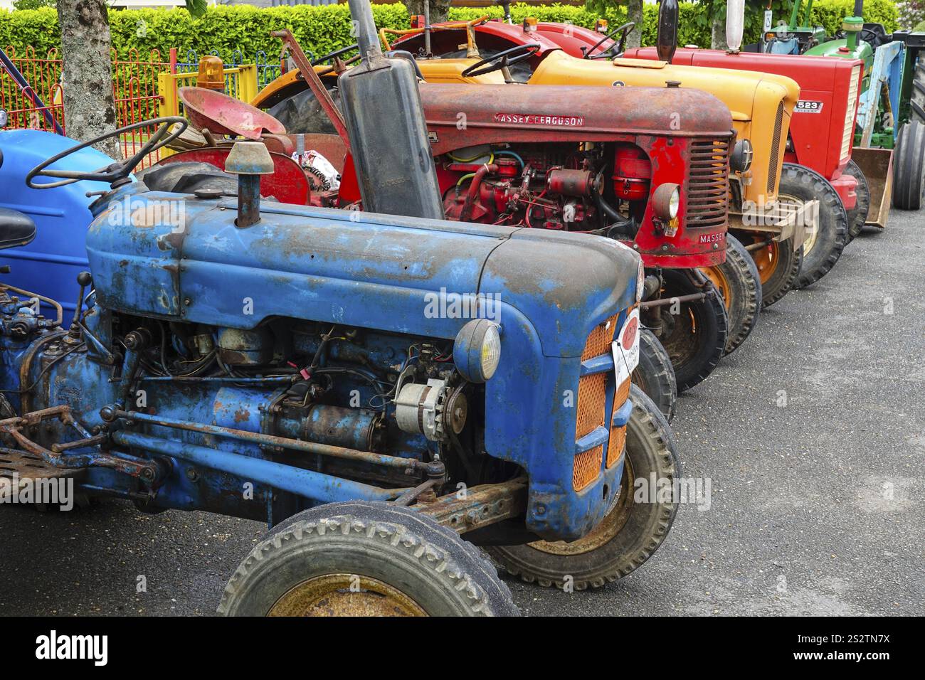 Vieux tracteurs, voiture ancienne rencontre Dirinon, département Finistère Penn Ar Bed, région Bretagne Breizh, France, Europe Banque D'Images