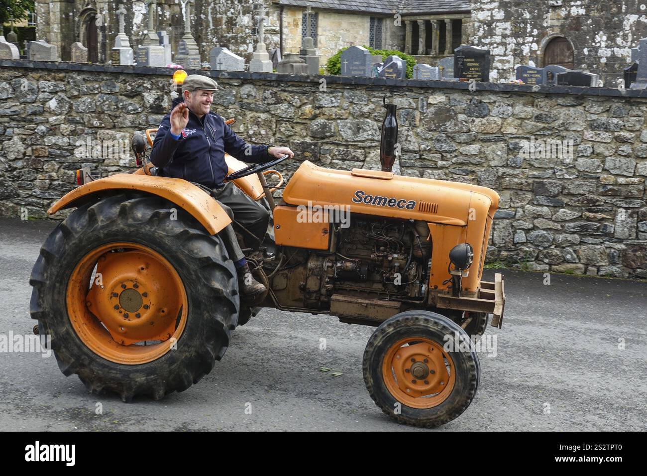 Ancien tracteur Someca devant l'église et la chapelle Sainte nonne, voiture ancienne rencontre Dirinon, département Finistère Penn Ar Bed, région Bretagne Breizh, Banque D'Images