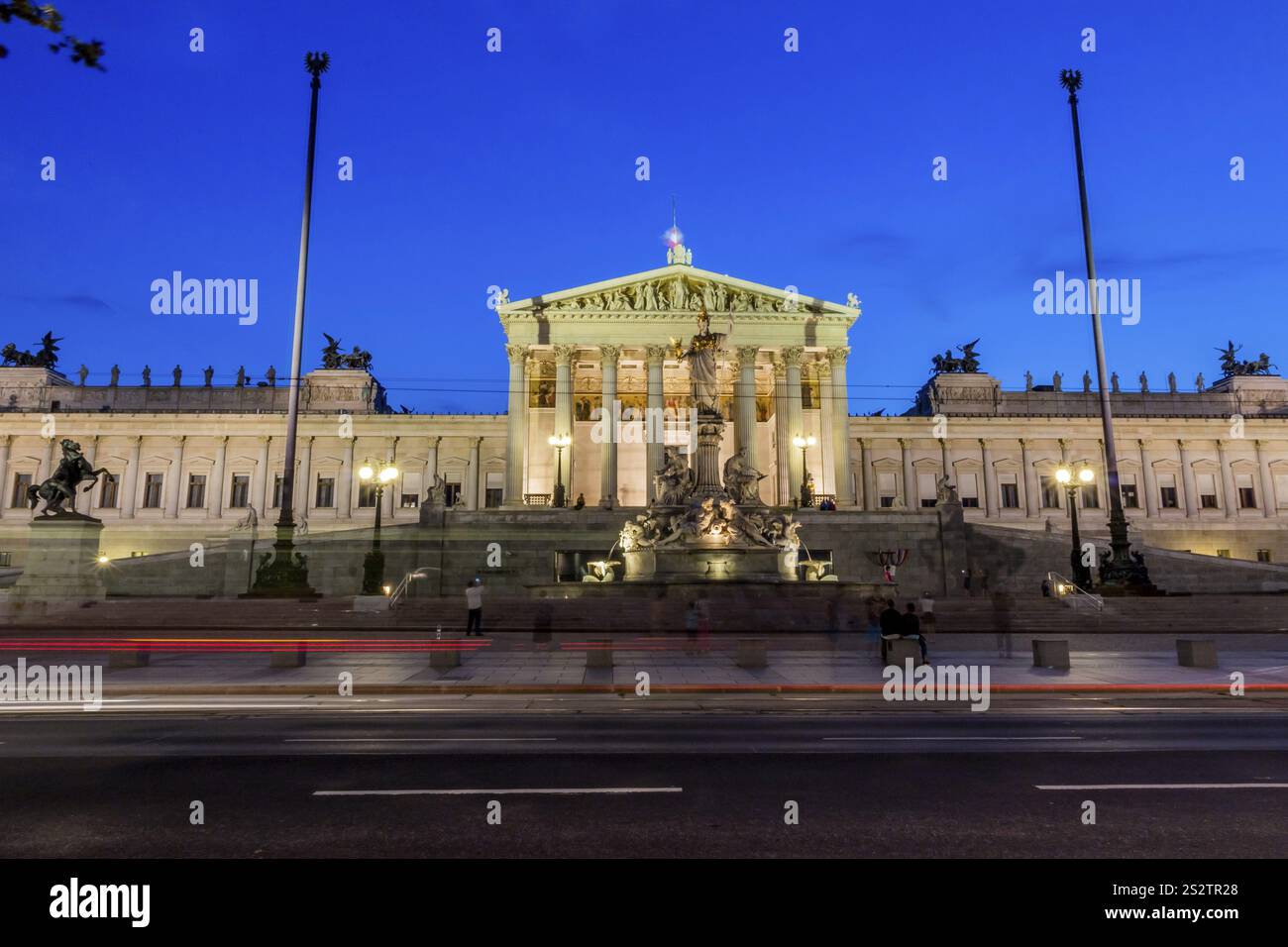 Le parlement à Vienne, Autriche. Siège du gouvernement. Tir de nuit Autriche Banque D'Images