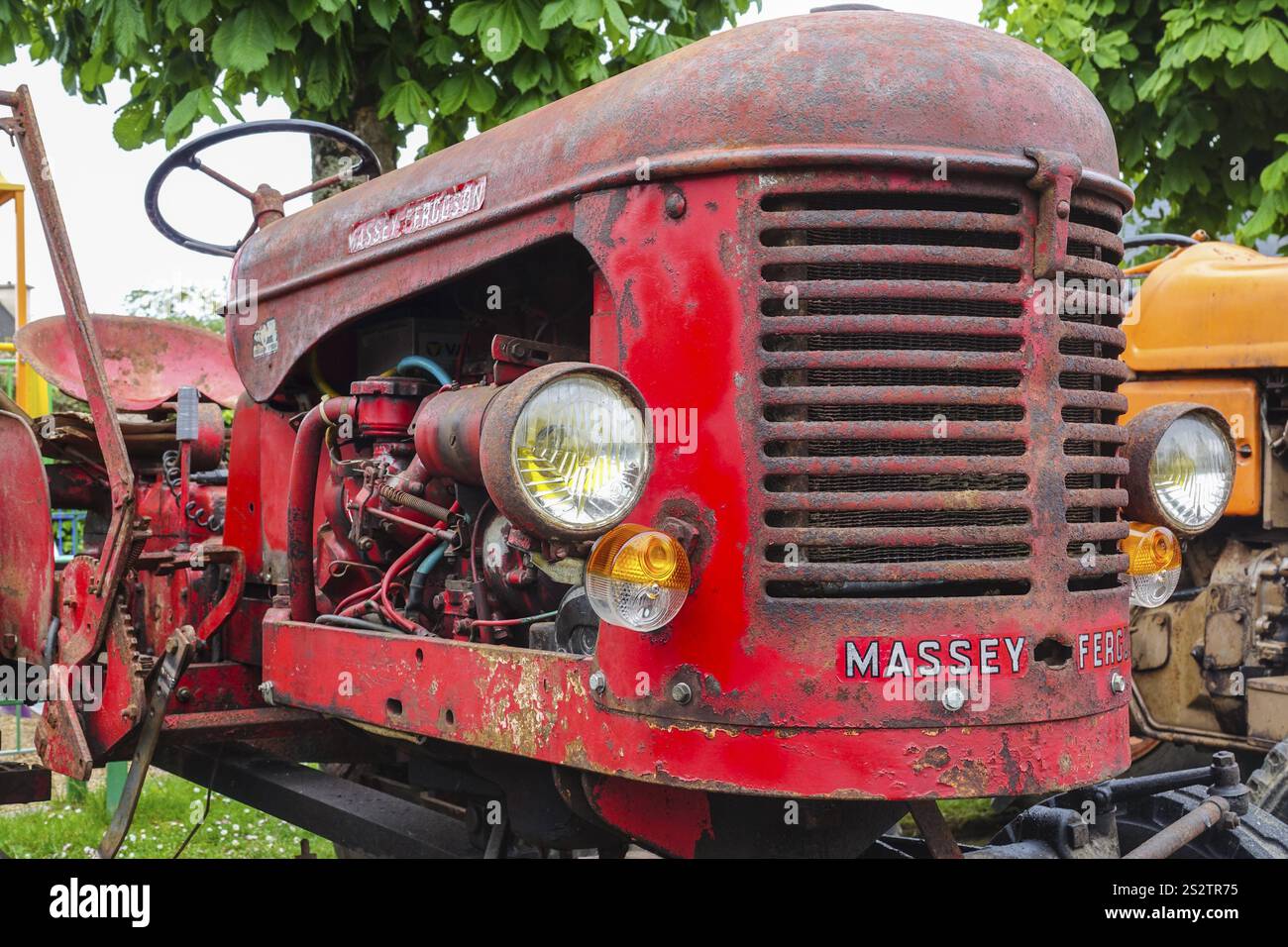 Tracteur ancien Massey Ferguson, voiture ancienne rencontre Dirinon, département Finistère Penn Ar Bed, région Bretagne Breizh, France, Europe Banque D'Images