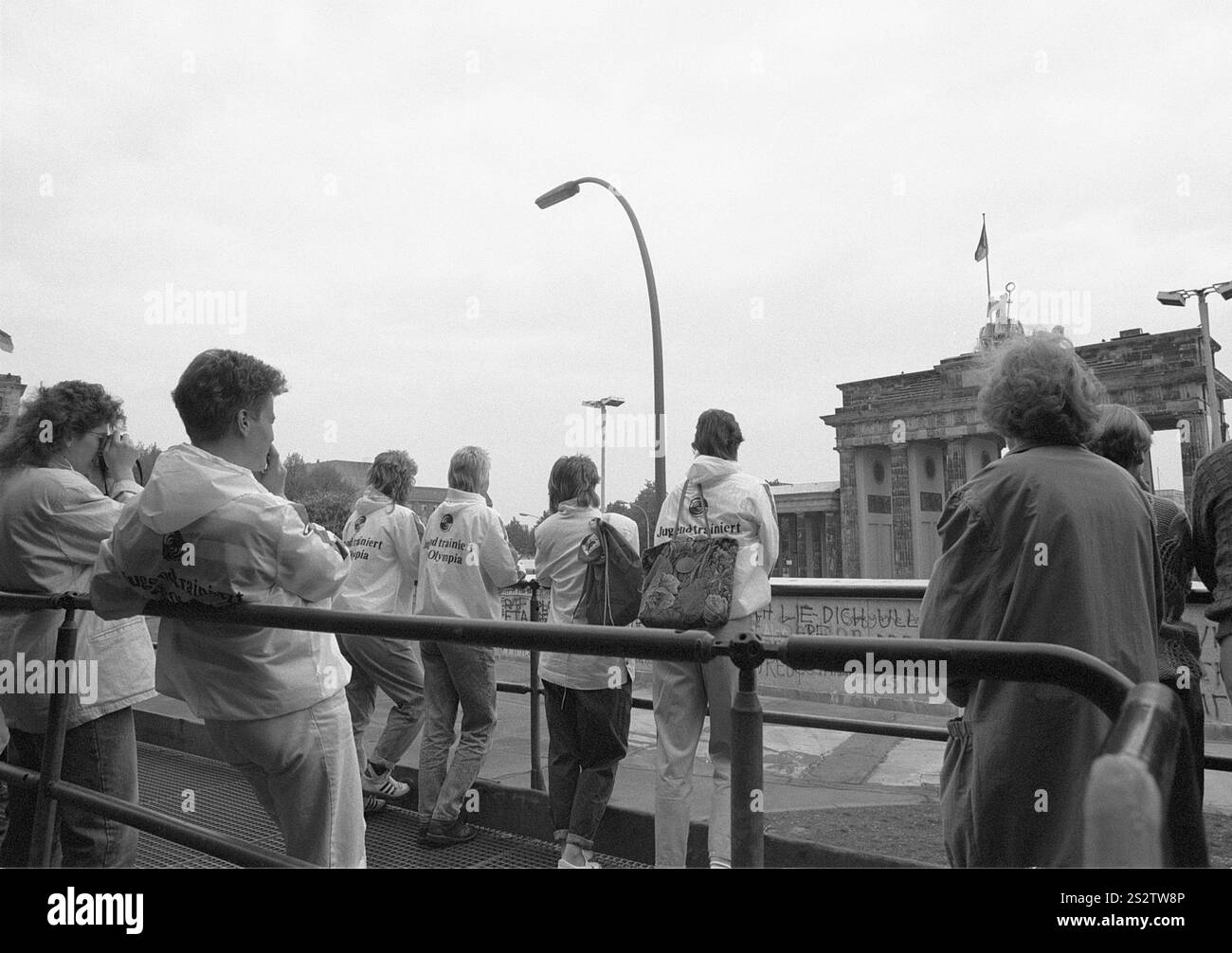 20.11.1988, Berlin Ouest, Strasse des 17. Juni, visiteurs sur la plate-forme d'observation avec une vue sur le mur, derrière elle la Tor de Brandebourg Berlin Ouest, BE Banque D'Images