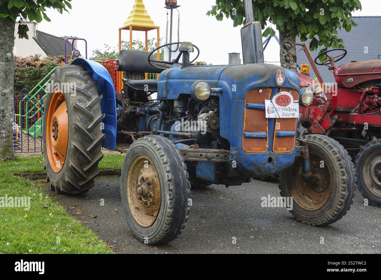 Vieux tracteur Fordson Dextra de 1961, voiture ancienne rencontre Dirinon, département Finistère Penn Ar Bed, région Bretagne Breizh, France, Europe Banque D'Images
