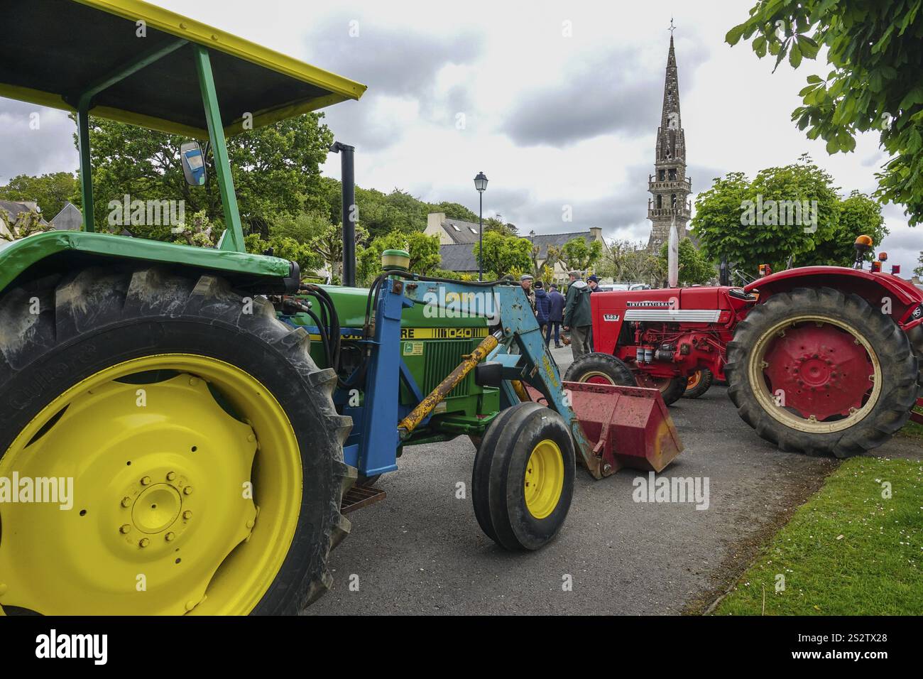 Vieux tracteurs, y compris John Deere 1040 et HC 523 Mc Cormick International, voitures anciennes rencontre Dirinon, département Finistère Penn Ar Bed, région de Bre Banque D'Images