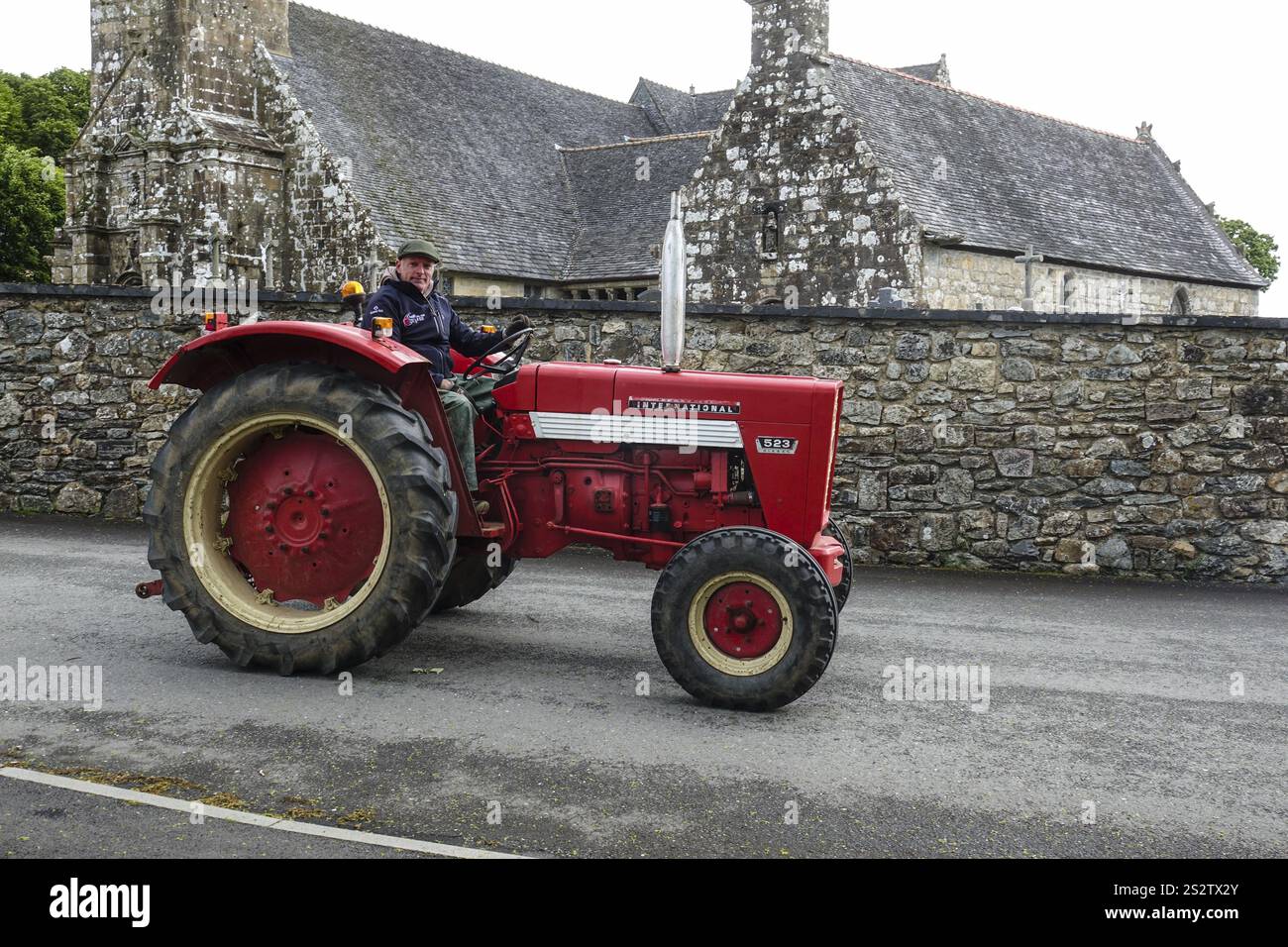 Vieux tracteur Mc Cormick International 523 devant l'église et la chapelle Sainte nonne, voiture ancienne rencontre Dirinon, département Finistère Penn Ar Bed, Re Banque D'Images