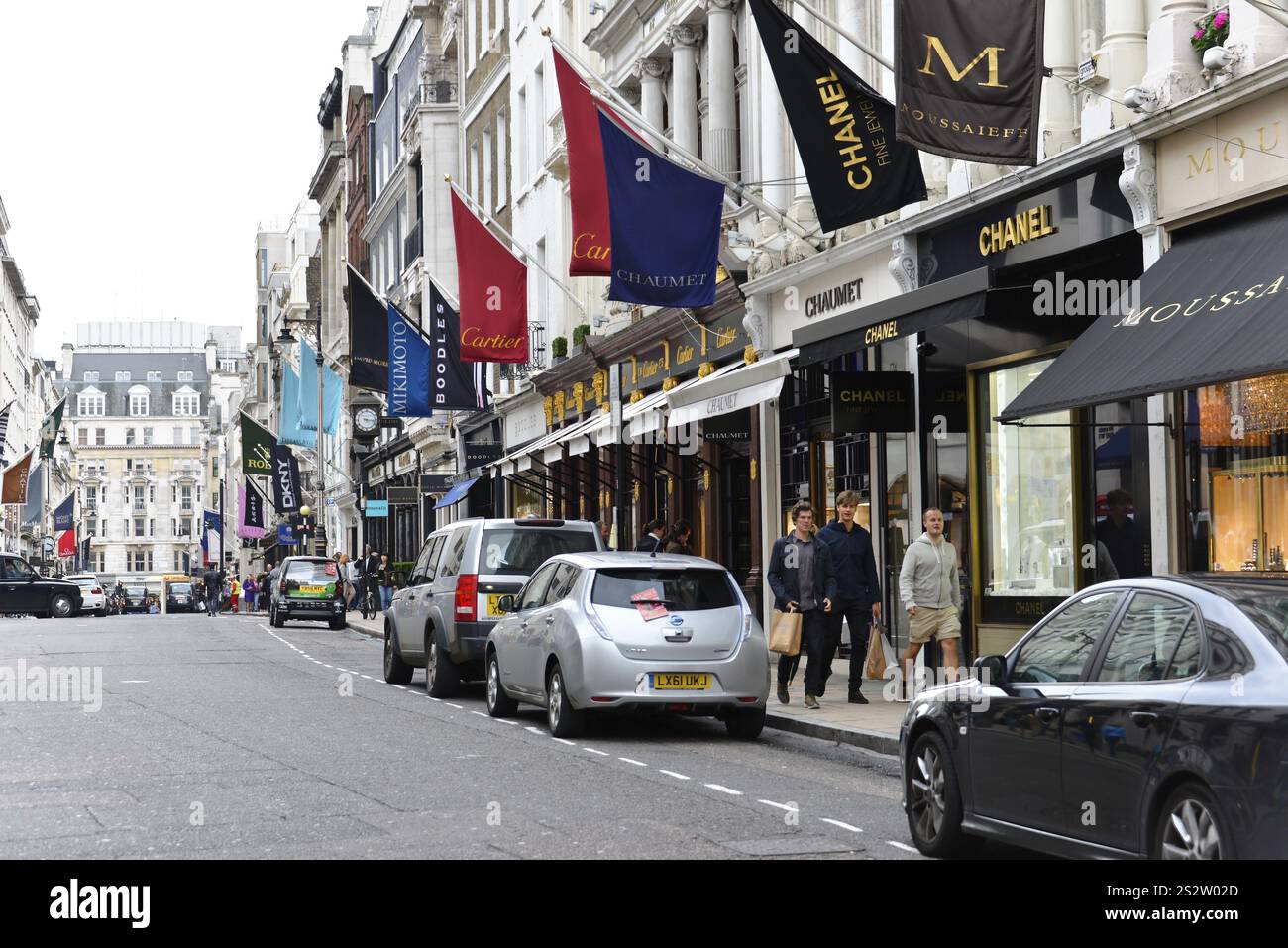 Rue commerçante animée avec boutiques de mode et drapeaux agités, Londres, région de Londres, Angleterre, Royaume-Uni, Europe Banque D'Images