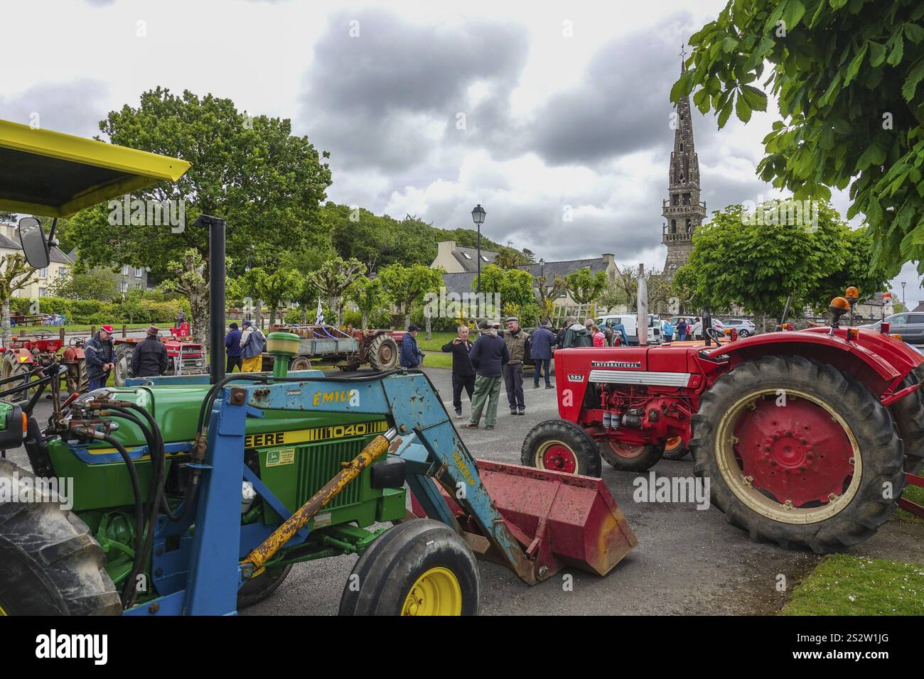 Vieux tracteurs, y compris John Deere 1040 et HC 523 Mc Cormick International, voitures anciennes rencontre Dirinon, département Finistère Penn Ar Bed, région de Bre Banque D'Images