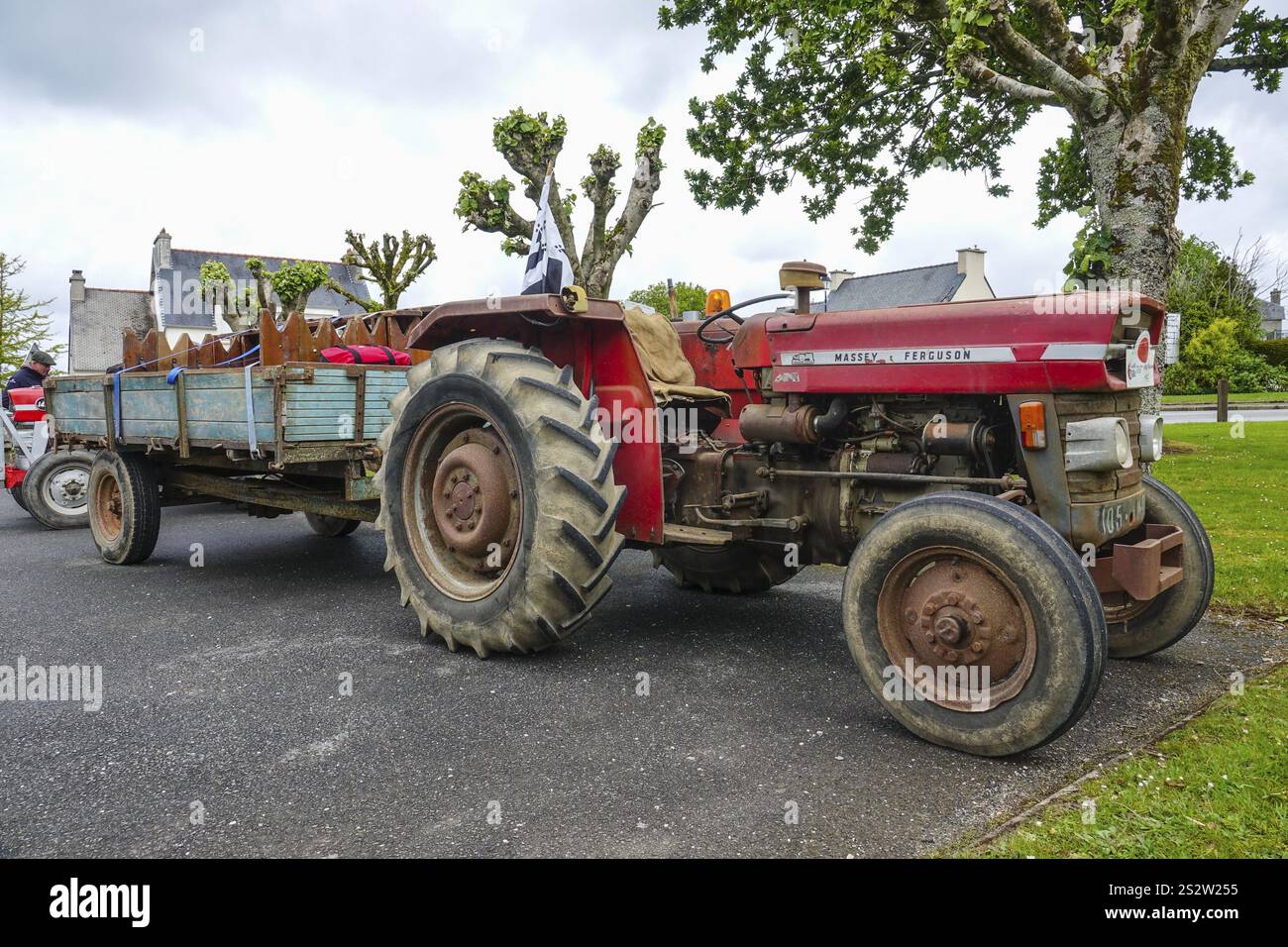 Vieux tracteur Massey Ferguson avec remorque, voiture ancienne rencontre Dirinon, département Finistère Penn Ar Bed, région Bretagne Breizh, France, Europe Banque D'Images