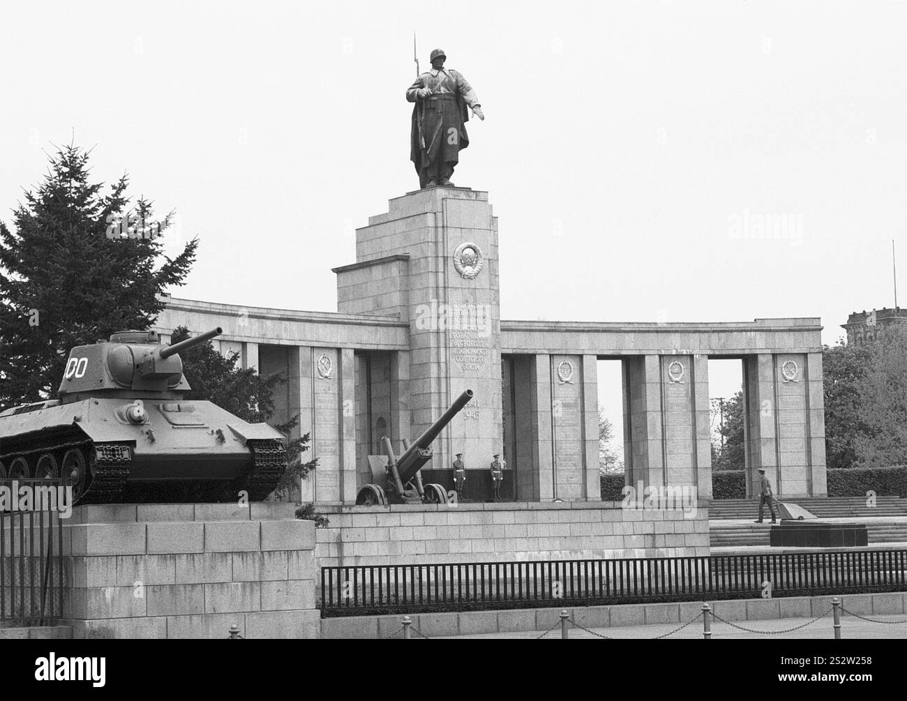 20.11.1988, Berlin Ouest, Strasse des 17. Juni, district de Tiergarten, mémorial soviétique pour les soldats soviétiques tombés au combat pendant la seconde Guerre mondiale, travaux de nettoyage par A. Banque D'Images