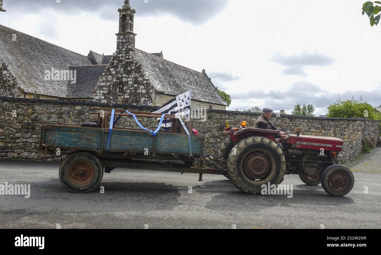 Vieux tracteur Massey Ferguson avec remorque devant l'église et la chapelle Sainte nonne, voiture ancienne rencontre Dirinon, département Finistère Penn Ar Bed, Re Banque D'Images