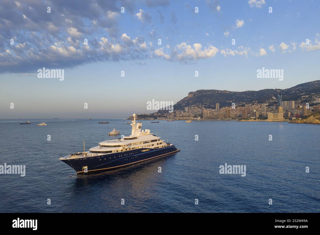 Vue aérienne du yacht à moteur Al MIRQAB de 133 mètres, livré en 2008 par le chantier naval allemand Kusch Yachts, Peters Schiffbau au Cheikh Hamad bin Jassim bin Banque D'Images