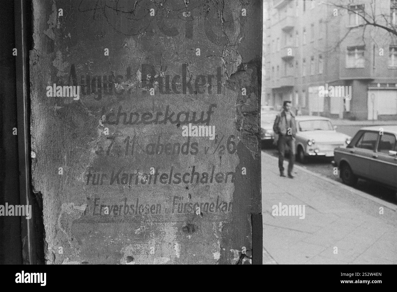 07.12.1981, Berlin est, Prenzlauer Berg, Lychener Strasse, vente de lait, achat de pelures de pommes de terre, inscription historique dans une entrée de maison Banque D'Images