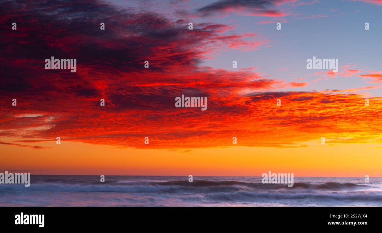 Lever de soleil éclatant paysage marin, mouvement des vagues, vue imprenable, ciel sur le feu, conception graphique de fond, belle vue Banque D'Images