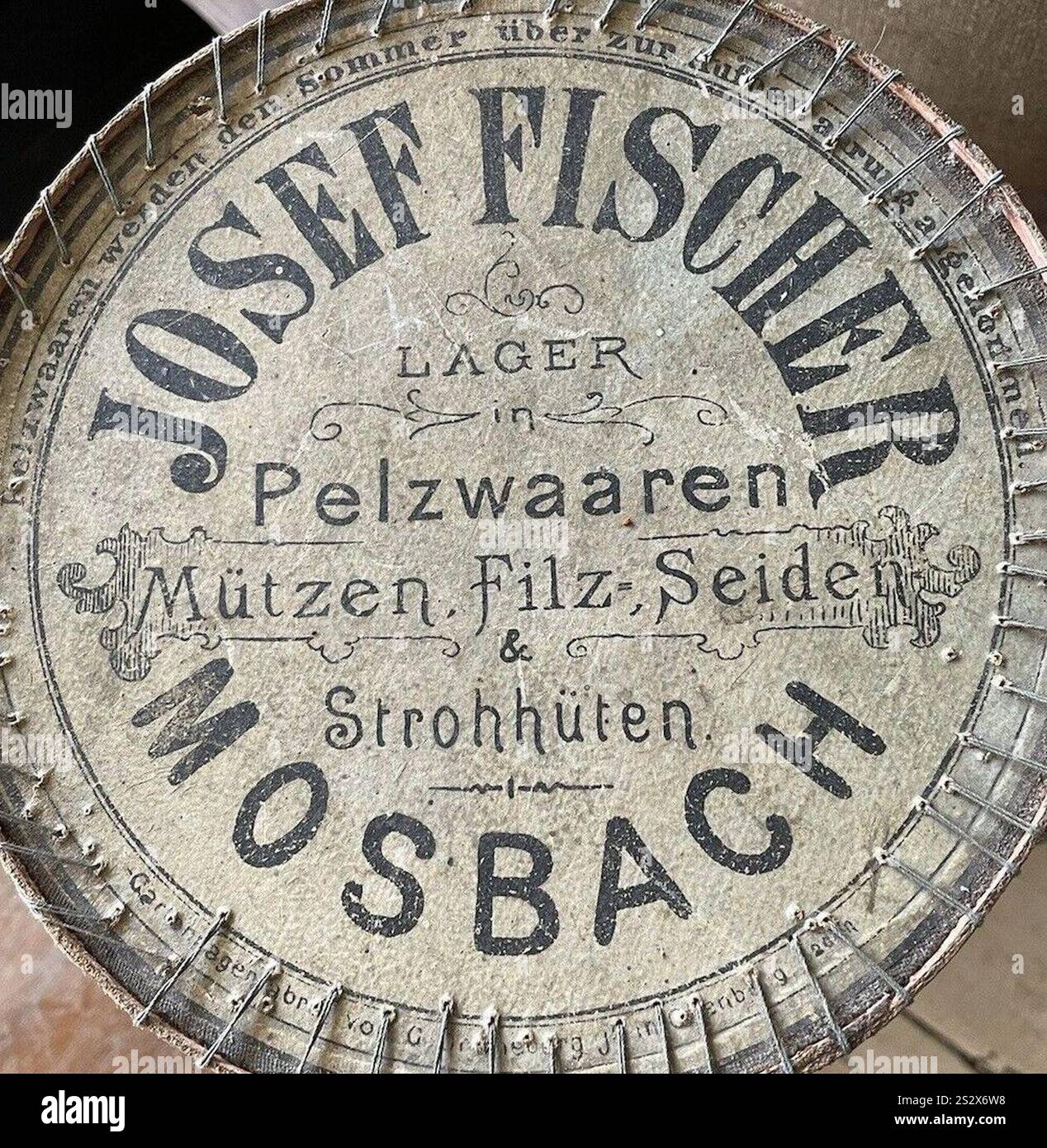 Josef Fischer, Lager à Pelzwaren, Mosbach (Deckel eines Muffkartons). Banque D'Images