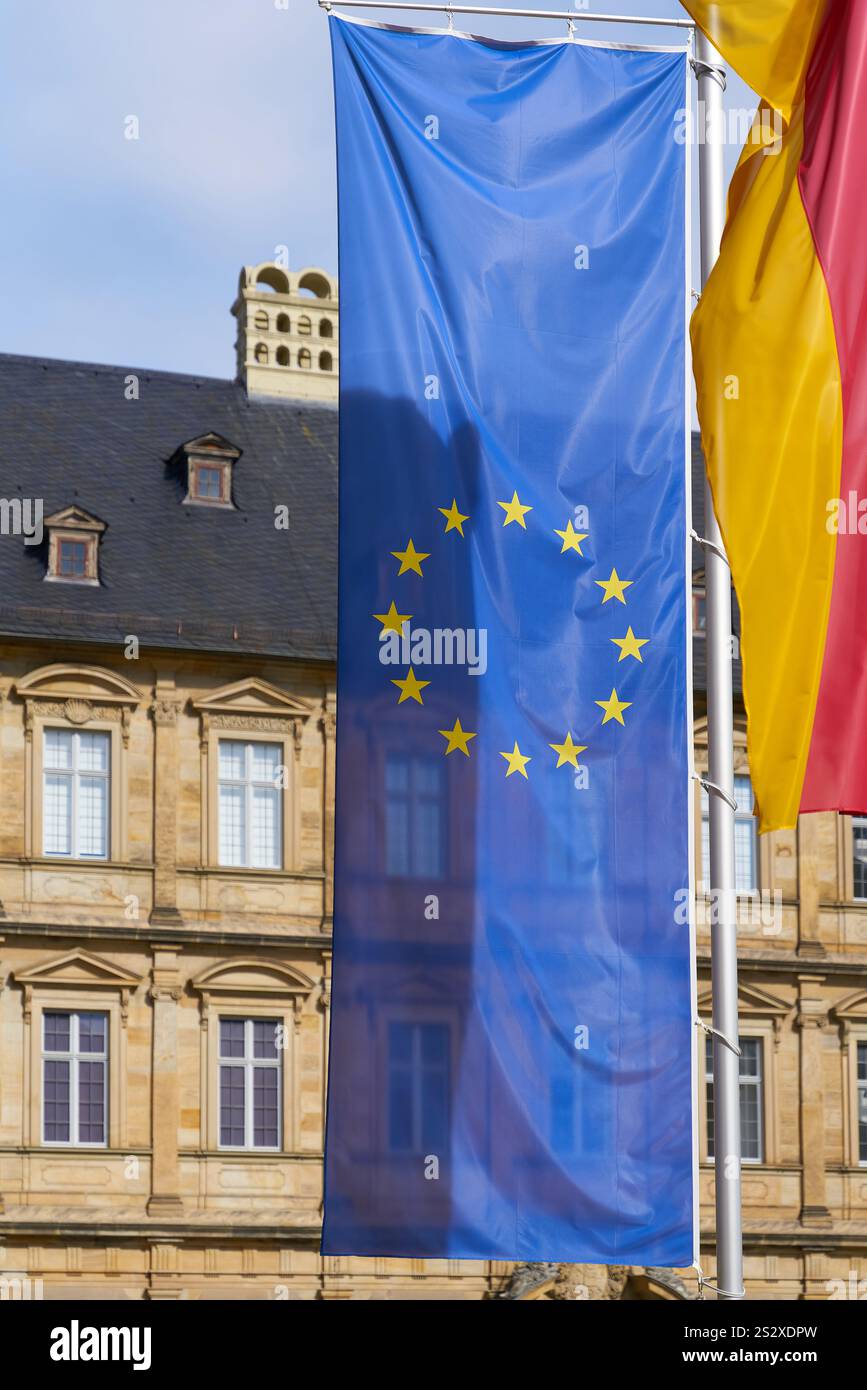 Drapeau européen devant la nouvelle résidence Domplatz à Bamberg, Allemagne Banque D'Images