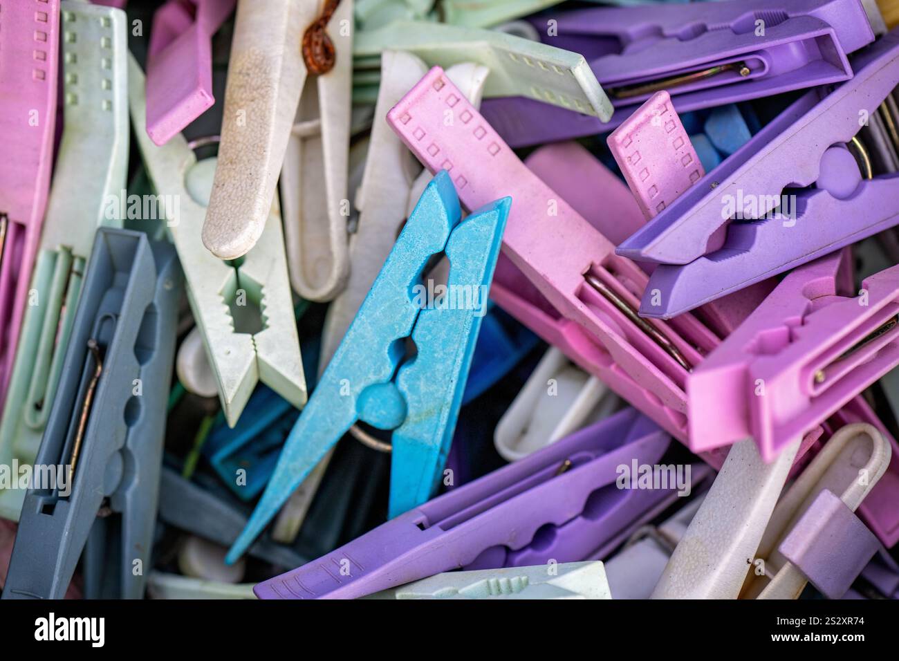 pinces à linge, lessive suspendue lavage, macro gros plan détail, motif de fond d'écran texturé, tâches ménagères domestiques la vie de famille Banque D'Images
