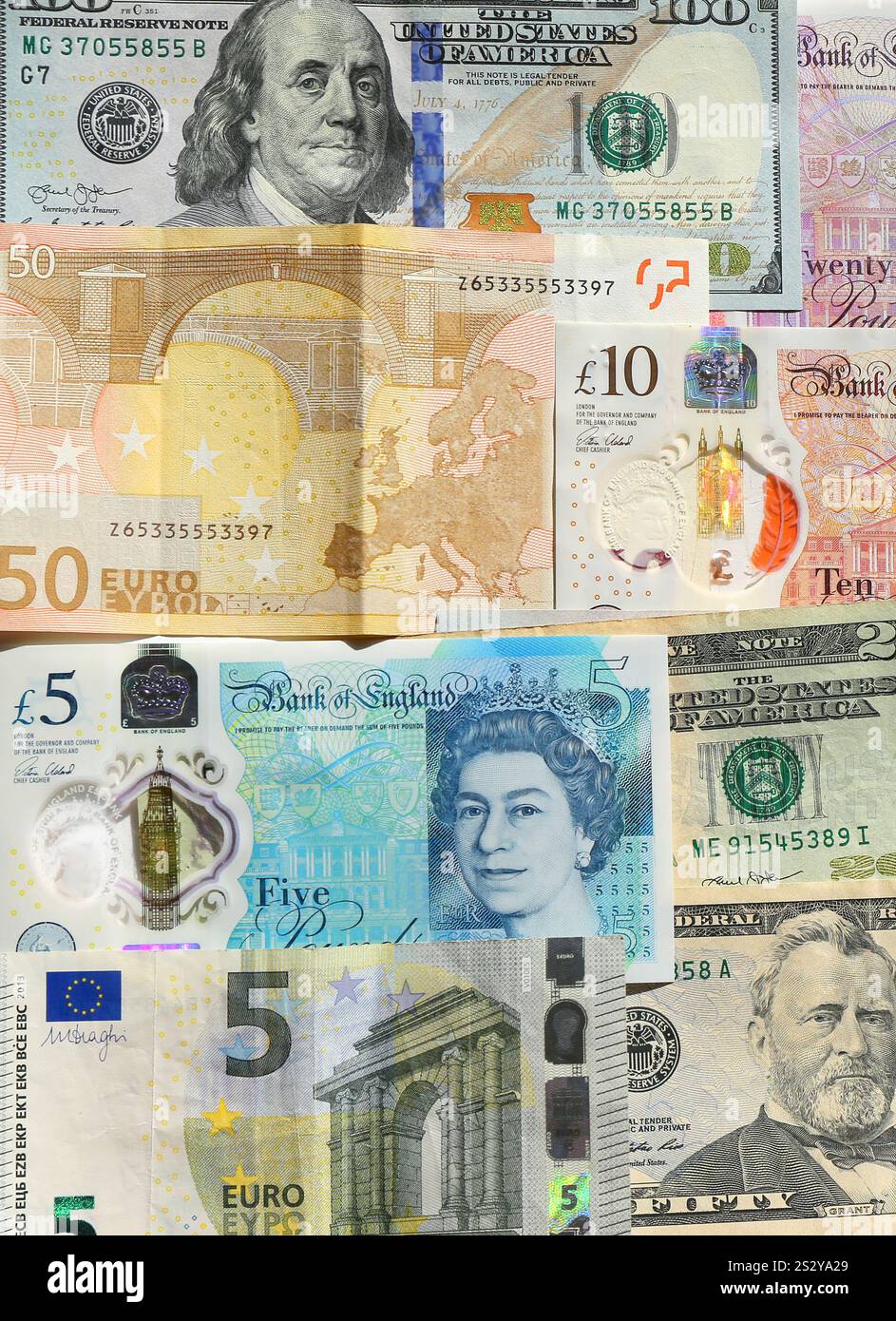 Livres sterling, cent billets de banque en dollars américains, euros et livres turques Banque D'Images