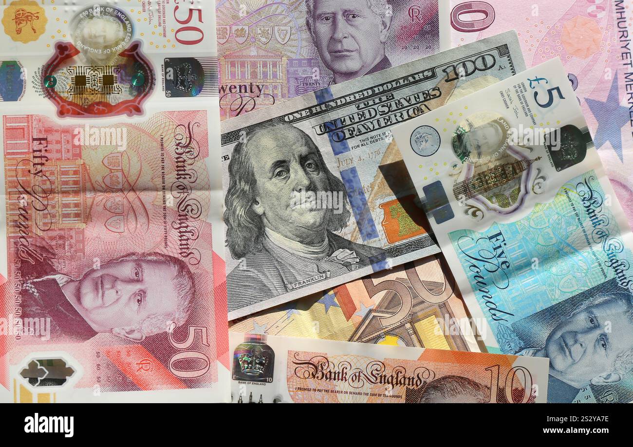 Livre sterling britannique avec le roi Charles, cent billets de banque en dollars américains, en euros et en livres turques Banque D'Images