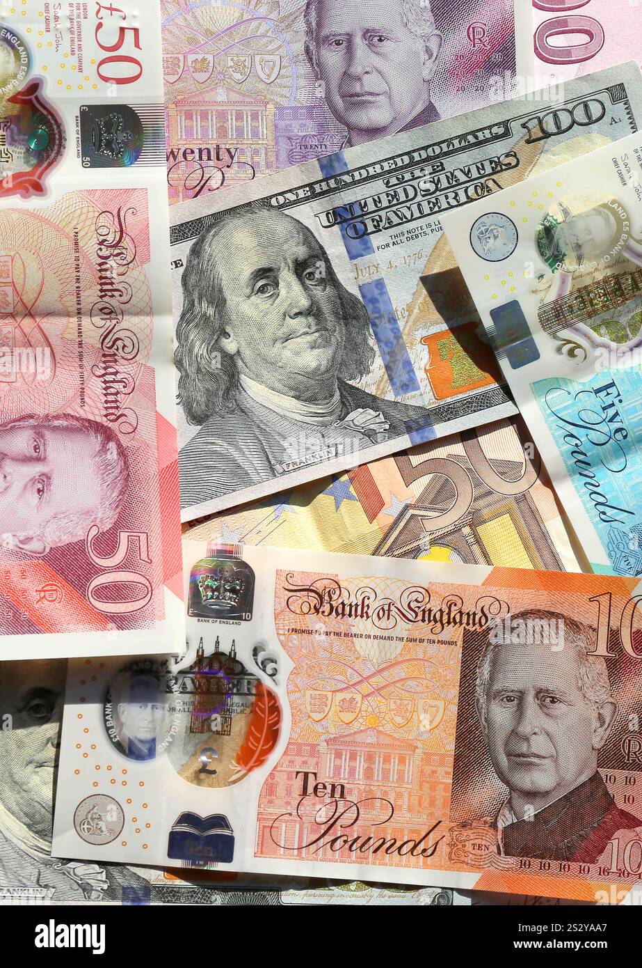 Livre sterling britannique avec le roi Charles, cent billets de banque en dollars américains, en euros et en livres turques Banque D'Images
