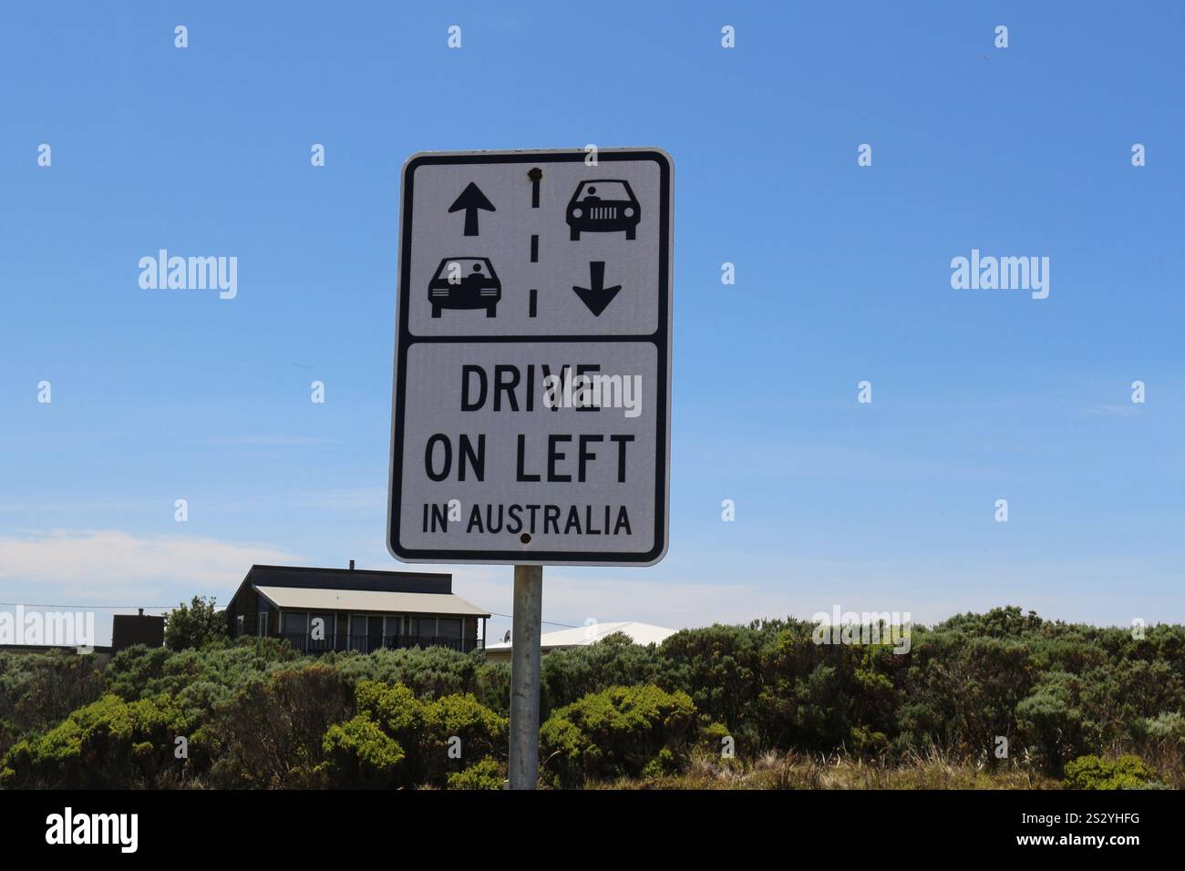 Panneau de signalisation australien près des attractions touristiques (Great Ocean Road, Australie) Banque D'Images