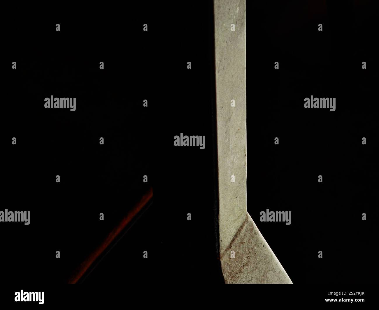 pied isolé à l'intérieur de la table de bar, perspective uip fermée sur fond sombre. lumière et ombre . Banque D'Images