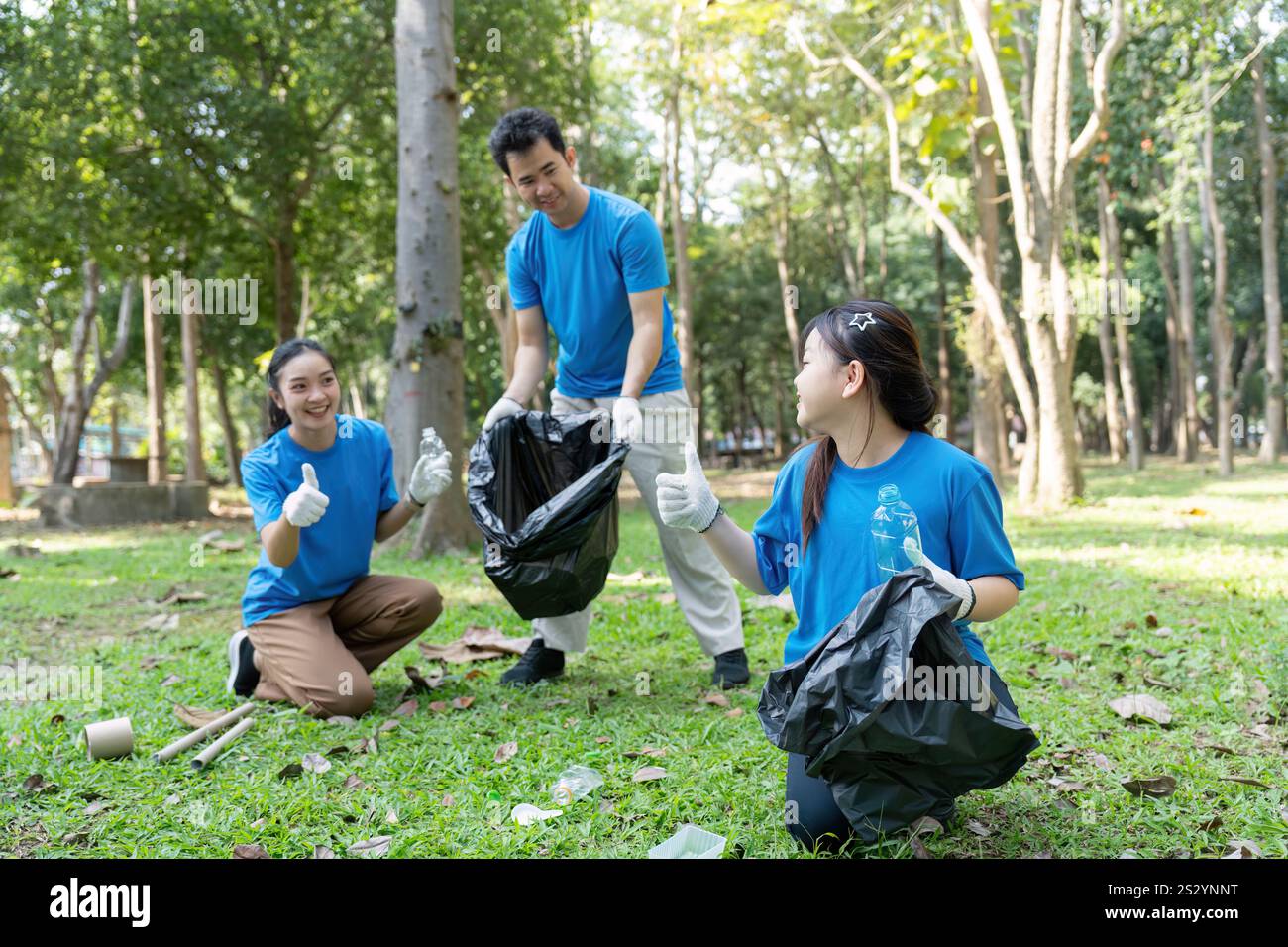 Famille bénévole participant à l'activité de collecte des ordures dans le concept de service communautaire de l'environnement de la nature du parc Banque D'Images