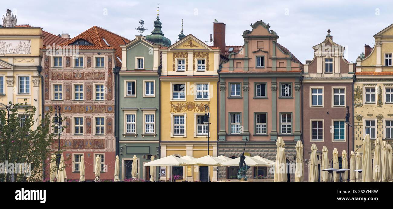 Des bâtiments animés entourent la place du marché animée de Poznan, mettant en valeur la culture polonaise sous un ciel nuageux, la Pologne Banque D'Images