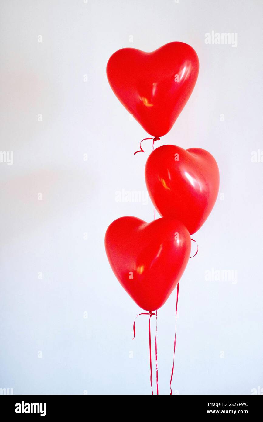 Ballons en forme de coeur sur un fond blanc isolé Banque D'Images