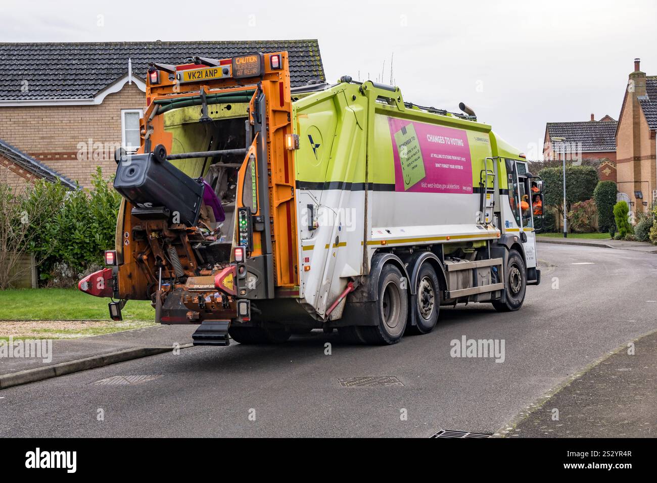 Vidanger la poubelle dans le camion à déchets, Cherry Willingham, Lincoln, Lincolnshire, Angleterre, ROYAUME-UNI Banque D'Images