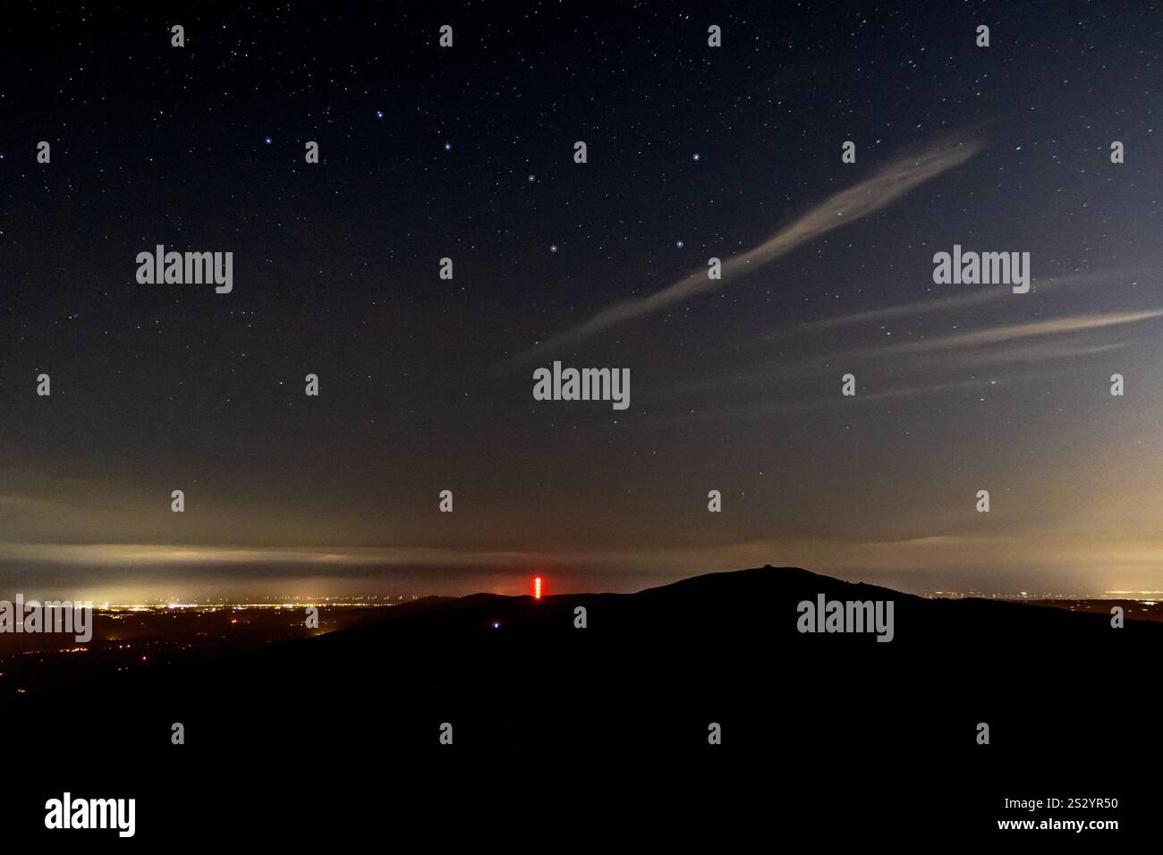 La constellation de charrues la nuit au-dessus de Moel Famau et Moel-y-Parc, dans le nord du pays de Galles Banque D'Images