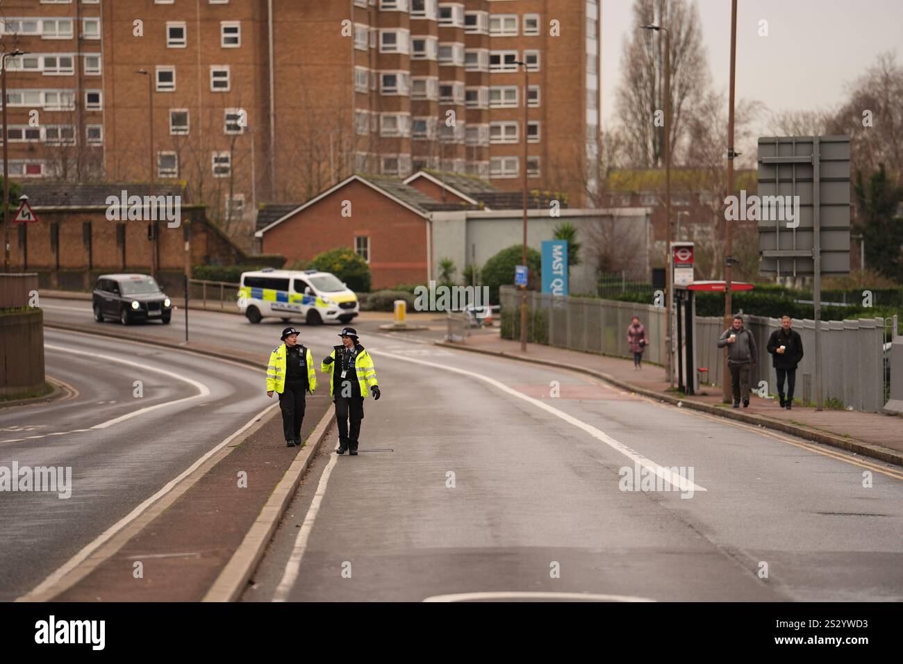 Policiers sur Woolwich Church Road à Woolwich, au sud de Londres, après qu'un garçon de 14 ans ait été poignardé à mort dans un bus londonien mardi. Date de la photo : mercredi 8 janvier 2025. Banque D'Images