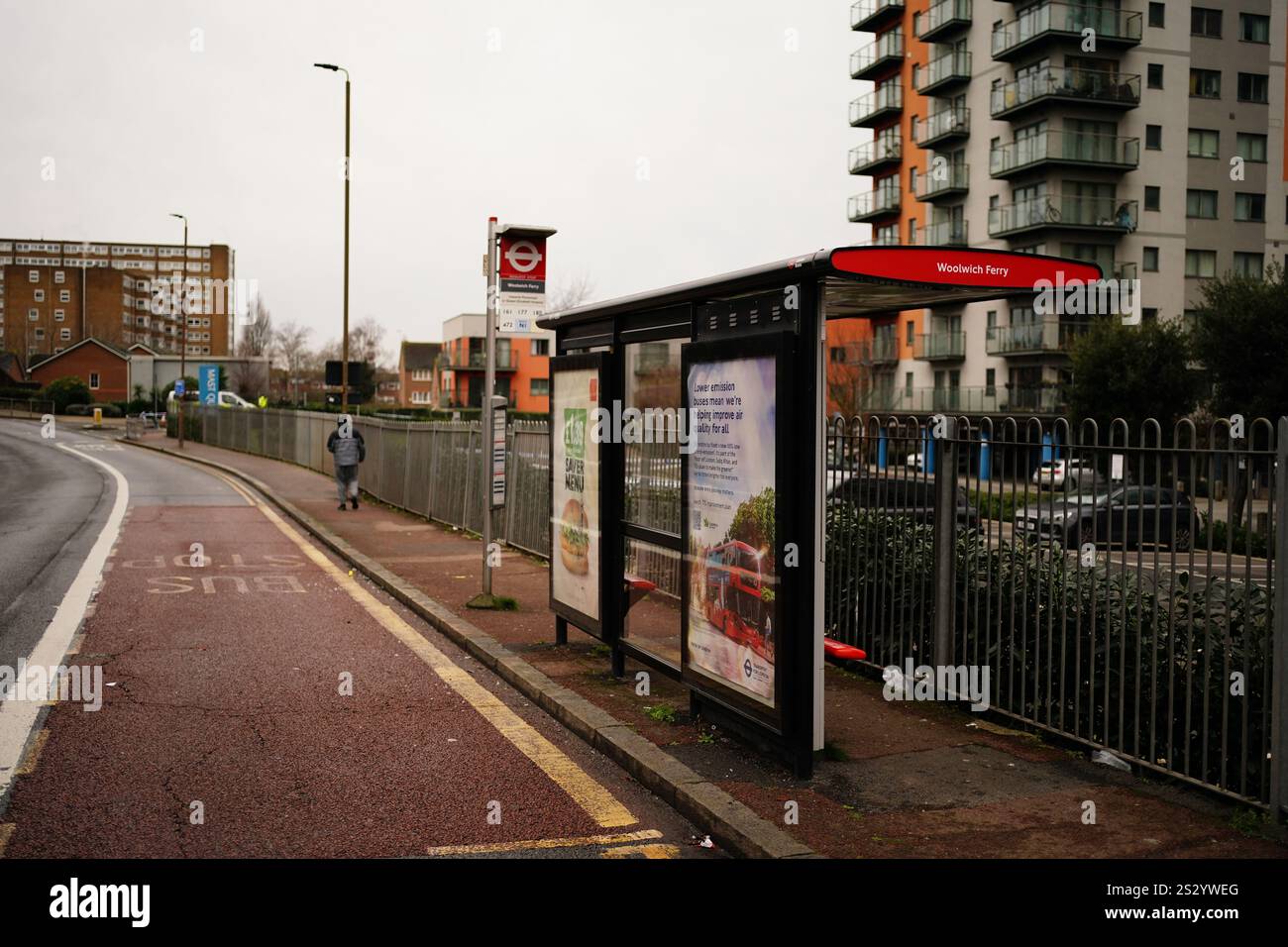La scène sur Woolwich Church Road à Woolwich, au sud de Londres, après qu'un garçon de 14 ans ait été poignardé à mort dans un bus londonien mardi. Date de la photo : mercredi 8 janvier 2025. Banque D'Images