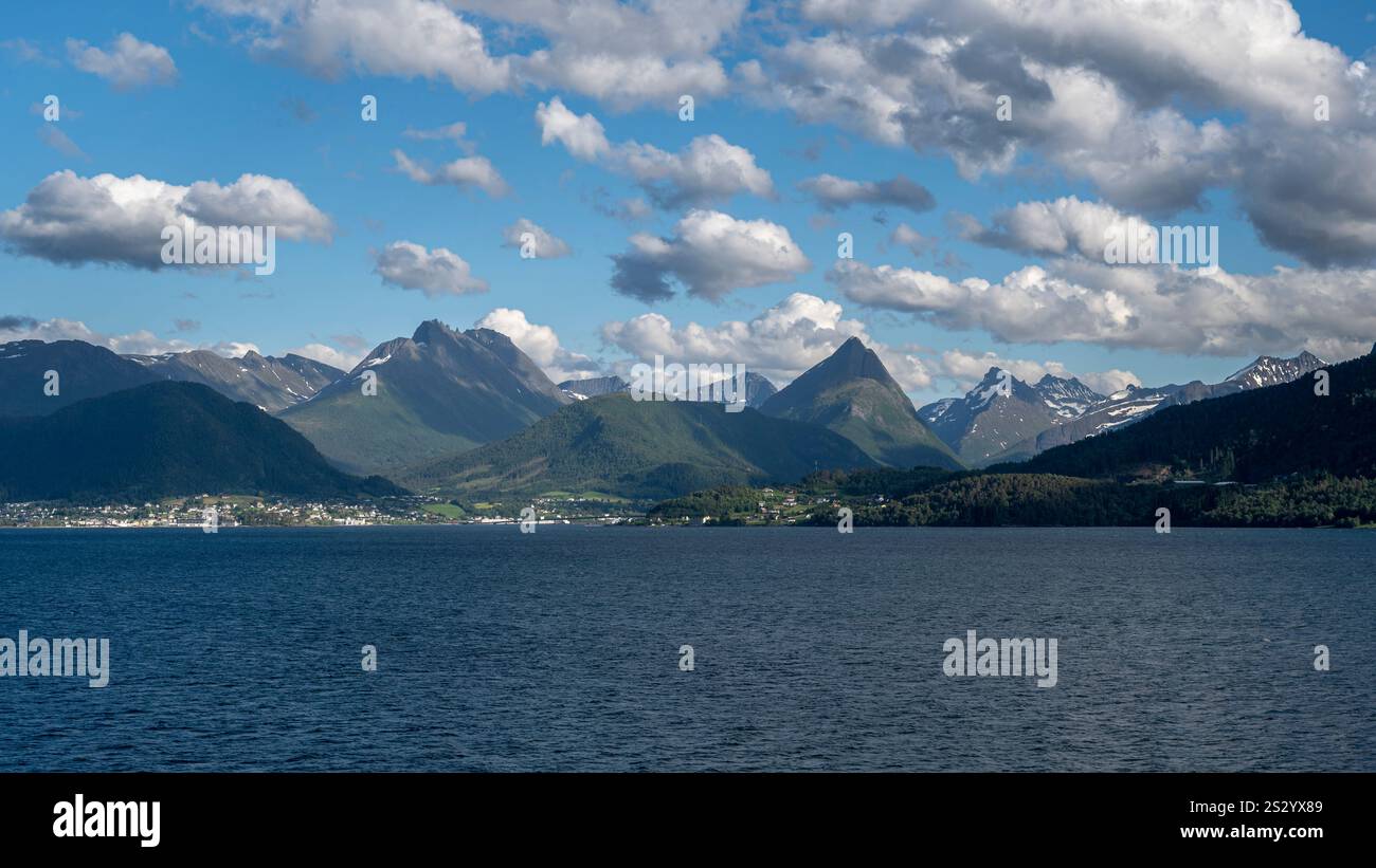 Le paysage spectaculaire de la Norvège, près du fjord Geiranger. Les hautes montagnes bordent les voies navigables et les ferries sont utilisés pour transporter des personnes et des véhicules Banque D'Images