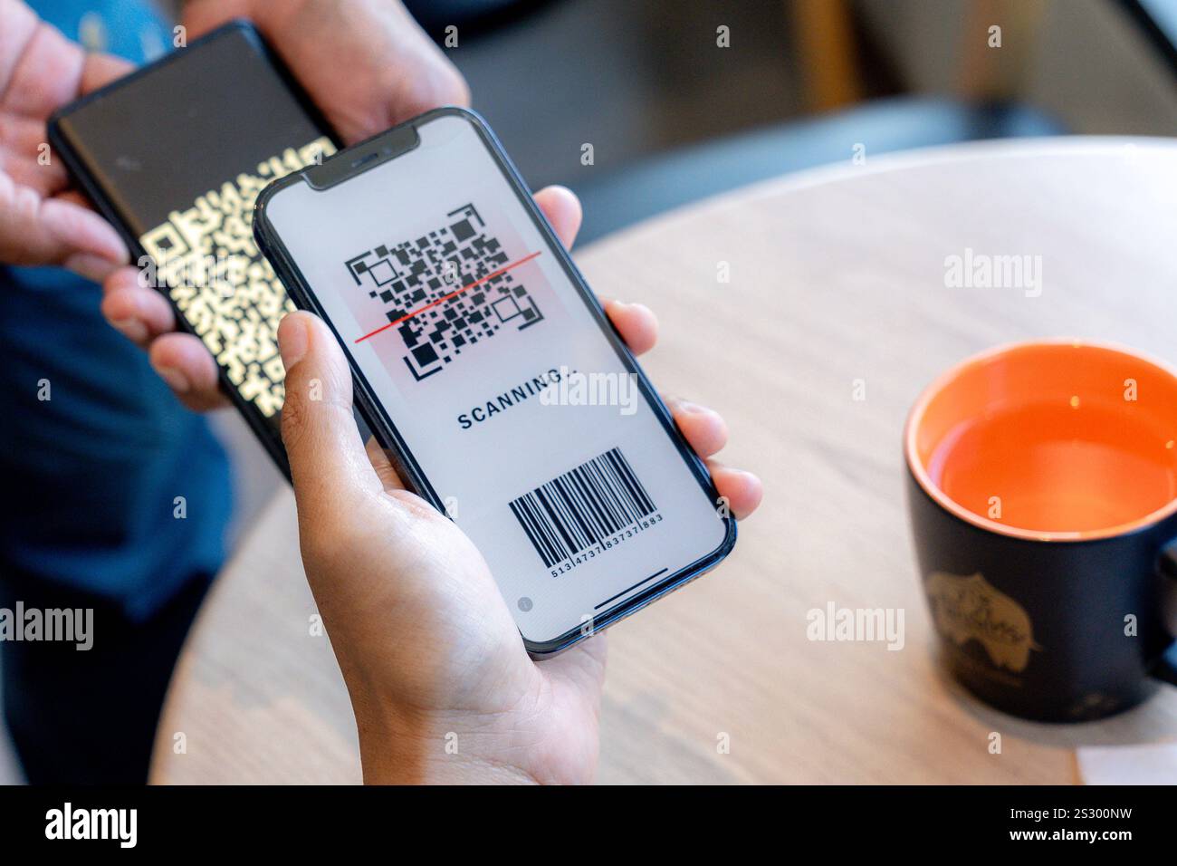 Client utilisant le téléphone pour le paiement au restaurant café, la technologie de code QR sans espèces et le transfert d'argent. Banque D'Images