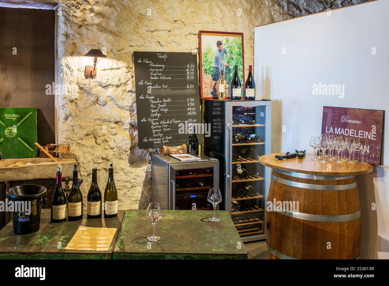 Domaine la Madeleine grotte vigneron vente directe au public, Marseillan, Hérault, Occitanie, France, Europe Banque D'Images
