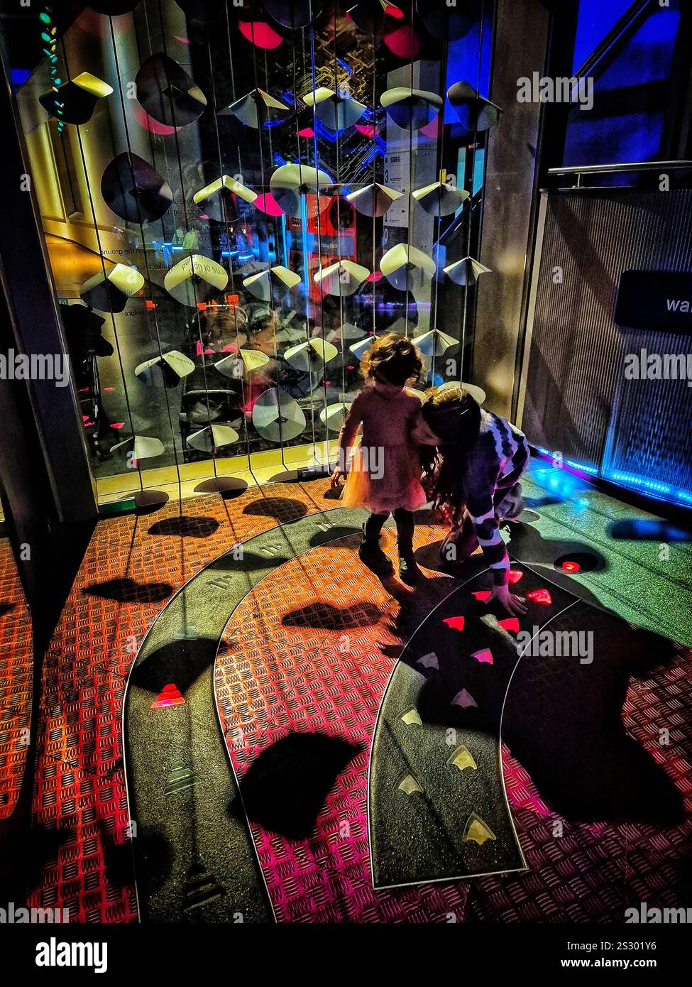 Visite du musée des Sciences de Londres. - Image de stock capturée avec un smartphone