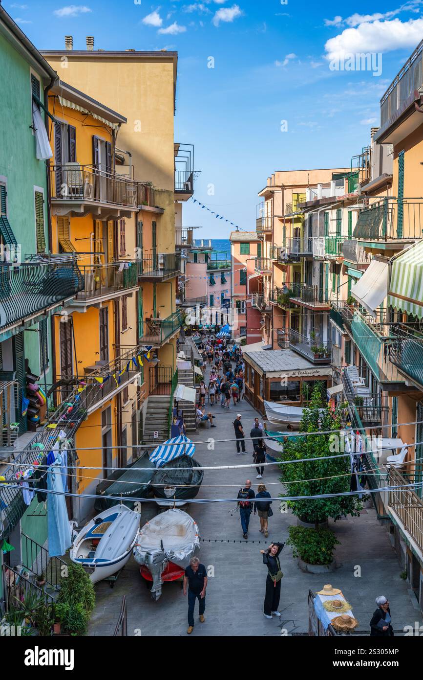 Bateaux de pêche stationnés sur la via Renato Birolli menant au port de Manarola dans le parc national des Cinque Terre dans la région Ligurie du nord-ouest de l'Italie Banque D'Images