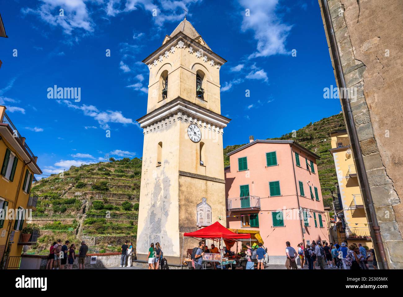 Clocher de Chiesa di San Lorenzo sur la Piazza Papa Innocenzo IV à Manarola dans le parc national des Cinque Terre dans la région Ligurie au nord-ouest de l'Italie Banque D'Images