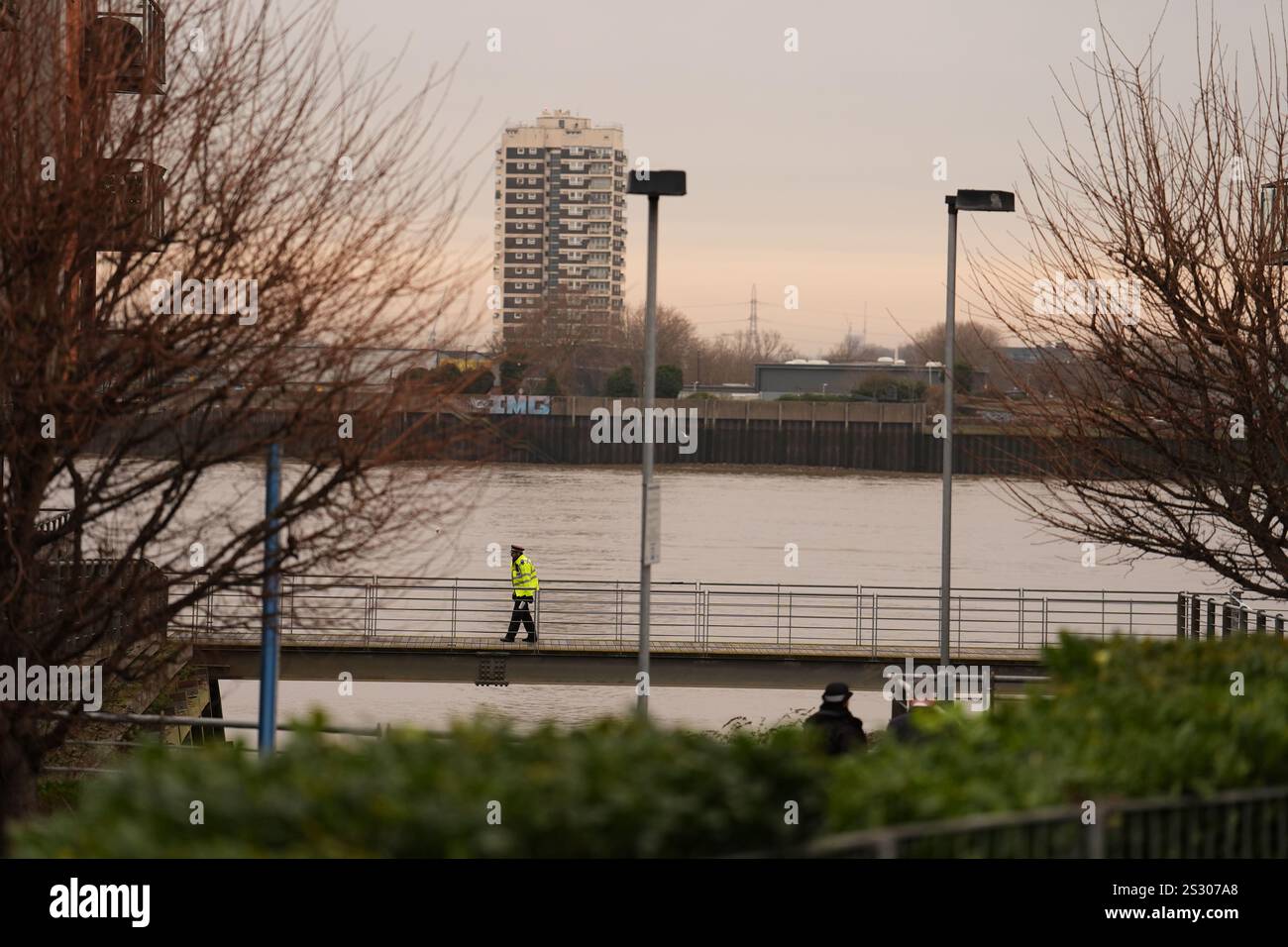 Un policier près de la scène sur Woolwich Church Road à Woolwich, au sud de Londres, après qu'un garçon de 14 ans ait été poignardé à mort dans un bus londonien mardi. Date de la photo : mercredi 8 janvier 2025. Banque D'Images