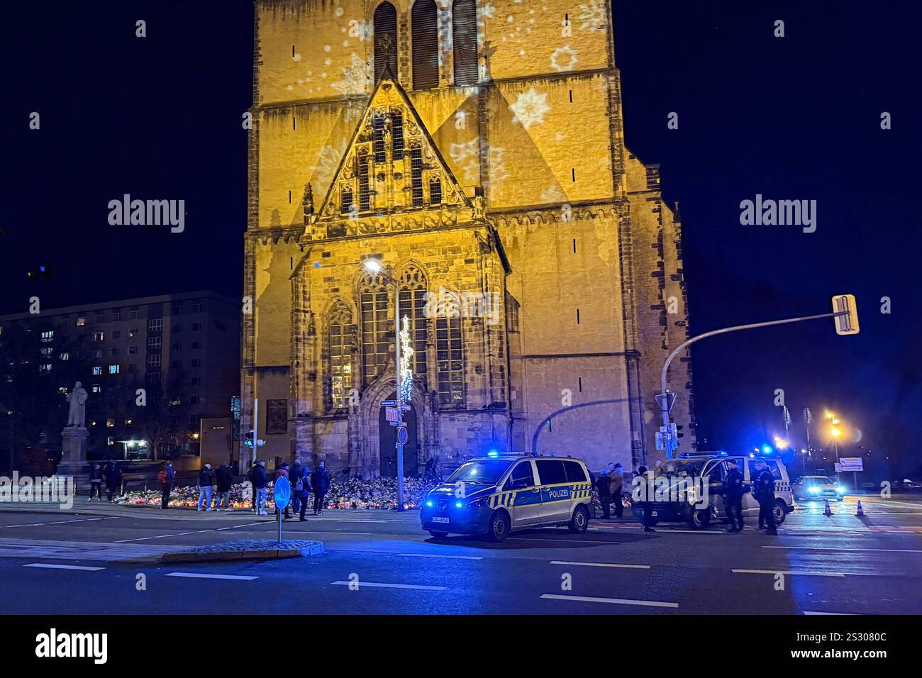 Die Menschen kommen zum trauern nach dem Anschlag auf dem Magdeburger Weihnachtsmarkt zur Johanniskirche *** les gens viennent à l'église Johns pour pleurer après l'attaque du marché de Noël de Magdeburgs Banque D'Images