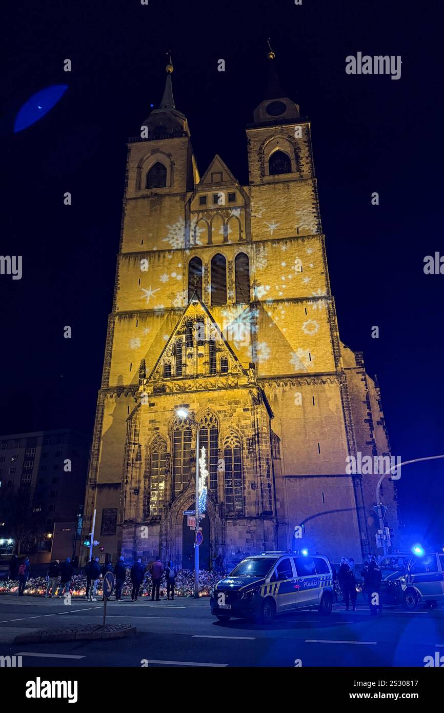 Die Menschen kommen zum trauern nach dem Anschlag auf dem Magdeburger Weihnachtsmarkt zur Johanniskirche *** les gens viennent à l'église Johns pour pleurer après l'attaque du marché de Noël de Magdeburgs Banque D'Images