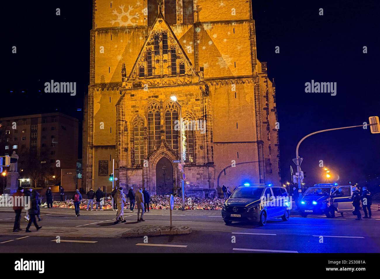 Die Menschen kommen zum trauern nach dem Anschlag auf dem Magdeburger Weihnachtsmarkt zur Johanniskirche *** les gens viennent à l'église Johns pour pleurer après l'attaque du marché de Noël de Magdeburgs Banque D'Images